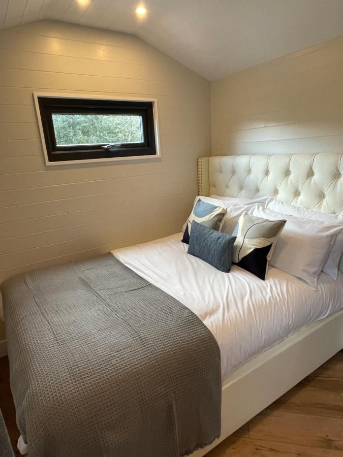 Dee Lodge With Private Hot Tub คลางกอซเลน ภายนอก รูปภาพ